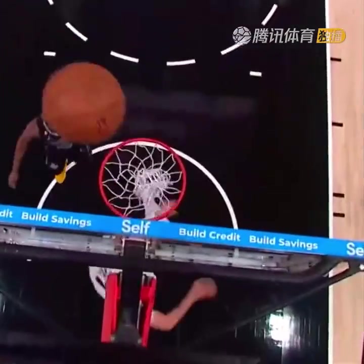 罕見一幕！努爾基奇拋投 球神奇停在籃板上沿 看呆凱爾登?。ㄅ瑺柣婕\）